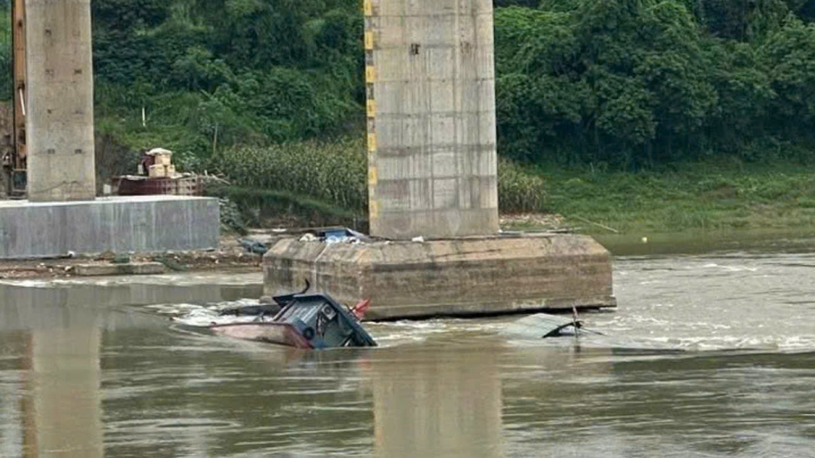 Đề nghị tạm dừng cầu phao để trục vớt 2 tàu chìm mắc tại cầu Sông Lô