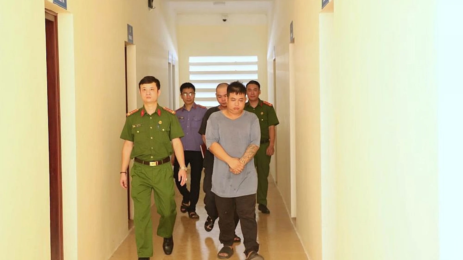 Khởi tố 2 đối tượng giả danh phóng viên để tống tiền