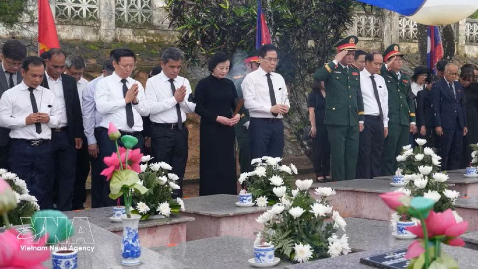 Reburial ceremony for repatriated Vietnamese volunteer soldiers held in Quang Ngai