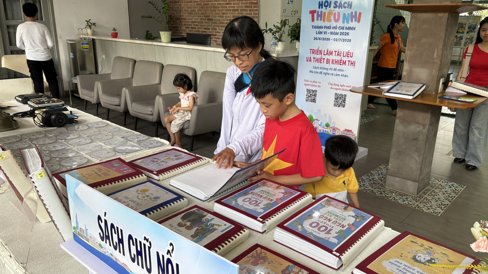 Lần đầu Hội sách thiếu nhi TP.HCM có không gian đọc sách dành cho người khiếm thị