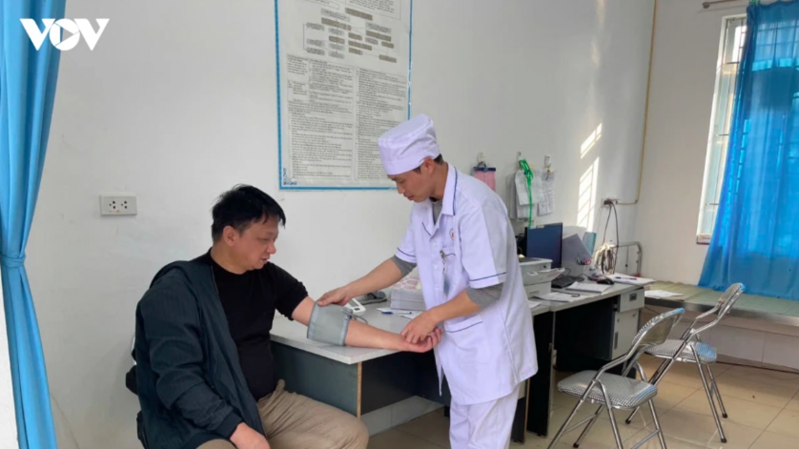 Trạm y tế cấp xã có tối thiểu 2 người/phiên trực, trong đó có 1 bác sĩ/y sĩ