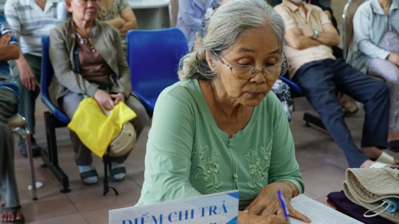 Bộ Nội vụ đề xuất người đủ 70 tuổi được hưởng trợ cấp hưu trí xã hội