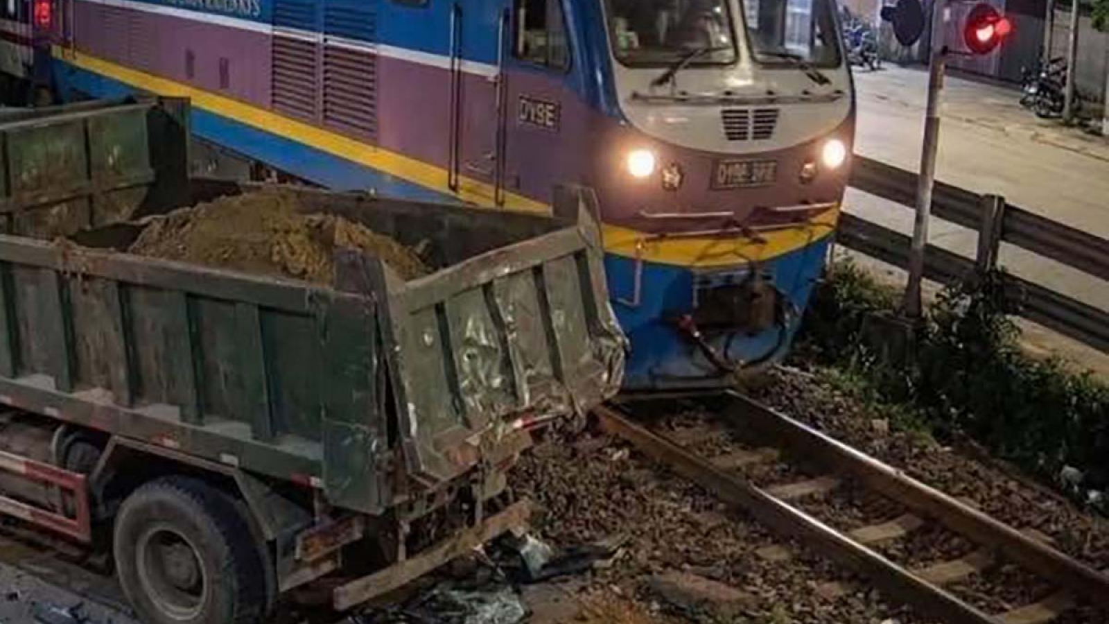 Vụ xe tải va chạm với tàu hỏa ở Hà Nội: Tài xế xe tải không có nồng độ cồn