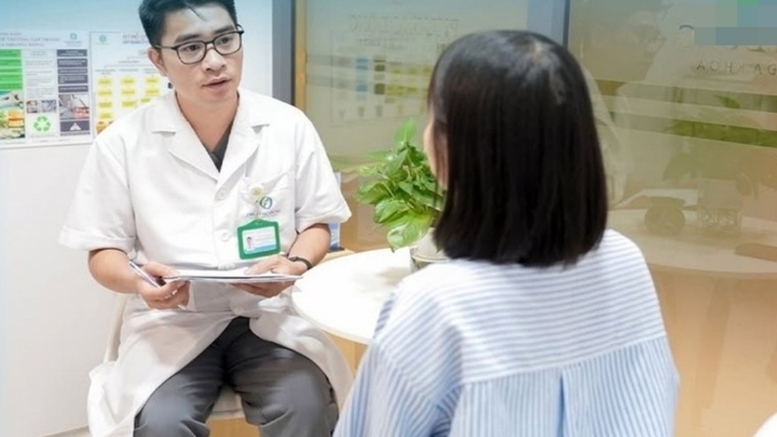 Bé gái 13 tuổi nhịn ăn sáng để có tiền đi khám tâm lý sau thời gian dài bị cô lập