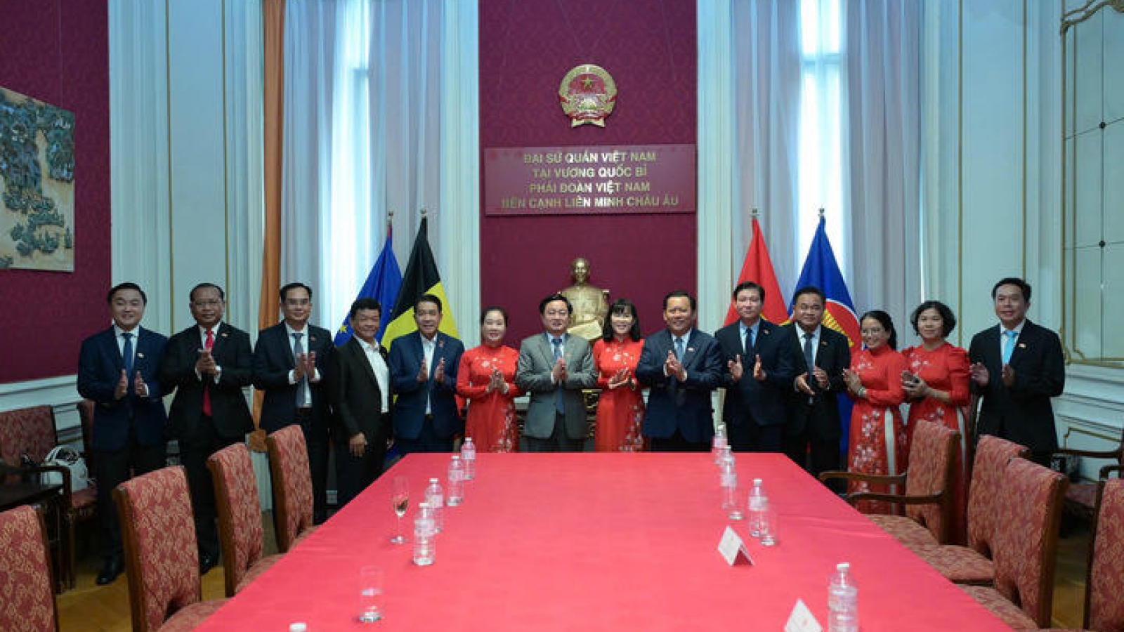 Tay Ninh promotes investment in Belgium, awards US$100 mln dairy project