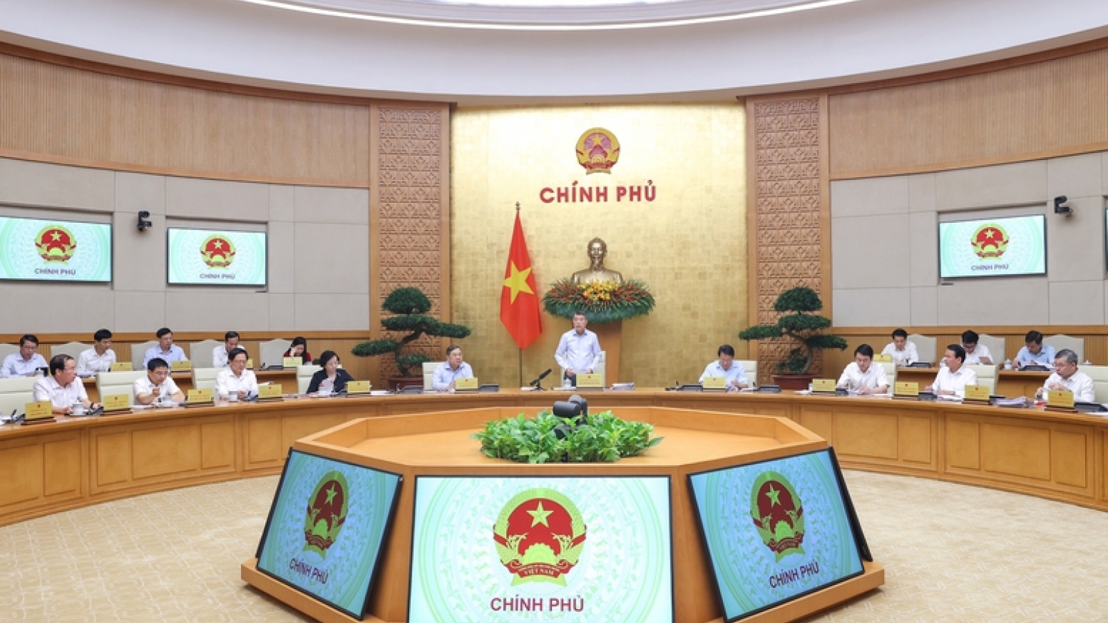 Chính phủ yêu cầu hoàn thiện 15 dự án luật, nghị quyết