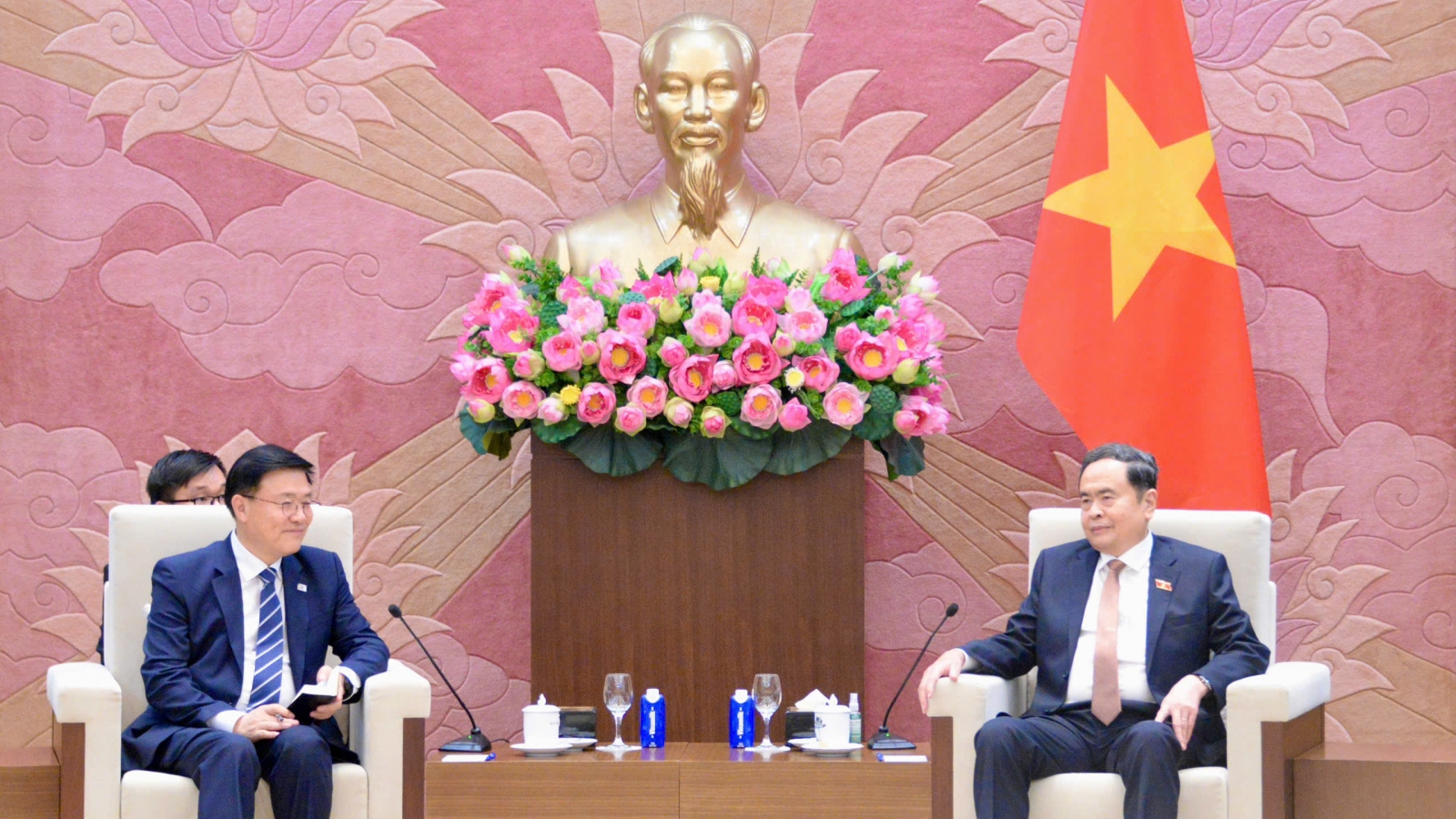 Chủ tịch Quốc hội tiếp Đoàn đại biểu Đoàn Viện nghiên cứu kinh tế Kimhakmin E-roun