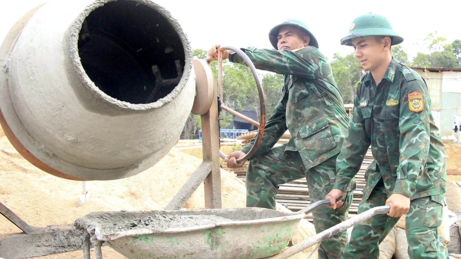 Lực lượng vũ trang “chia lửa” xây dựng trường nội trú liên cấp vùng biên Gia Lai