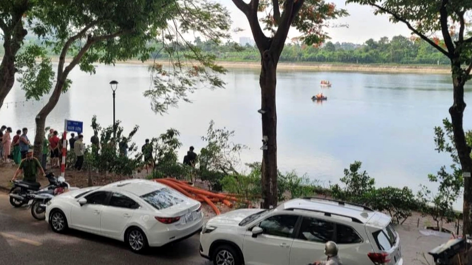 Nam sinh lớp 11 tử vong ở hồ Linh Đàm (Hà Nội)
