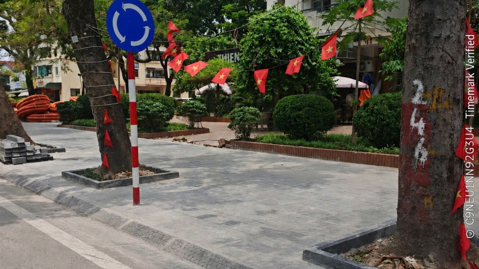 Đẩy nhanh tiến độ cải tạo vỉa hè phố Trần Thủ Độ, dự kiến hoàn thành trước 20/6