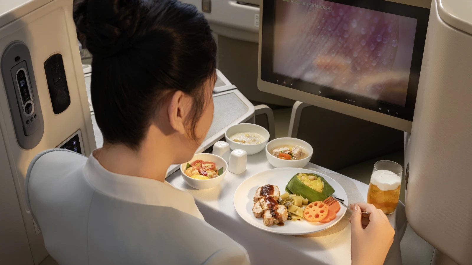 Mùa sen trên những chuyến bay của Vietnam Airlines