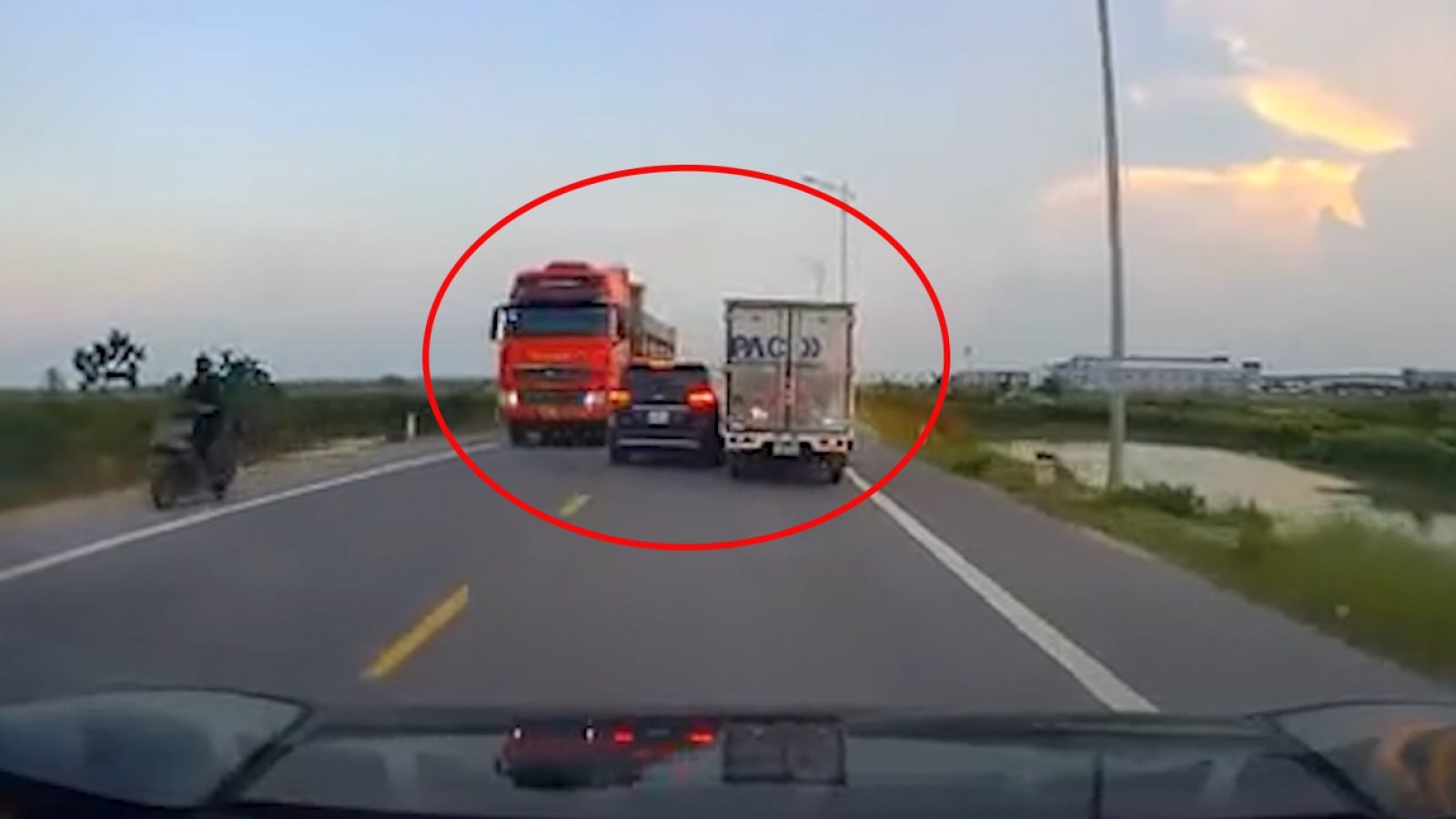 Video tài xế người Trung Quốc lái ô tô vượt ẩu ở Bắc Ninh như trong phim hành động