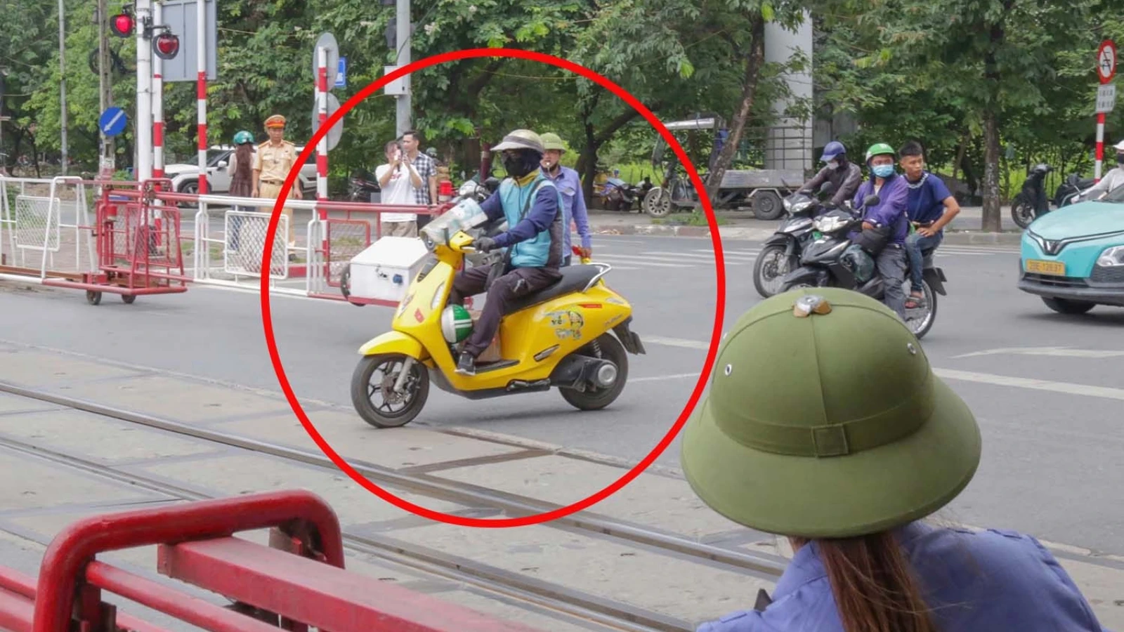 Hà Nội xử lý gần 200 trường hợp cố tình băng qua đường sắt