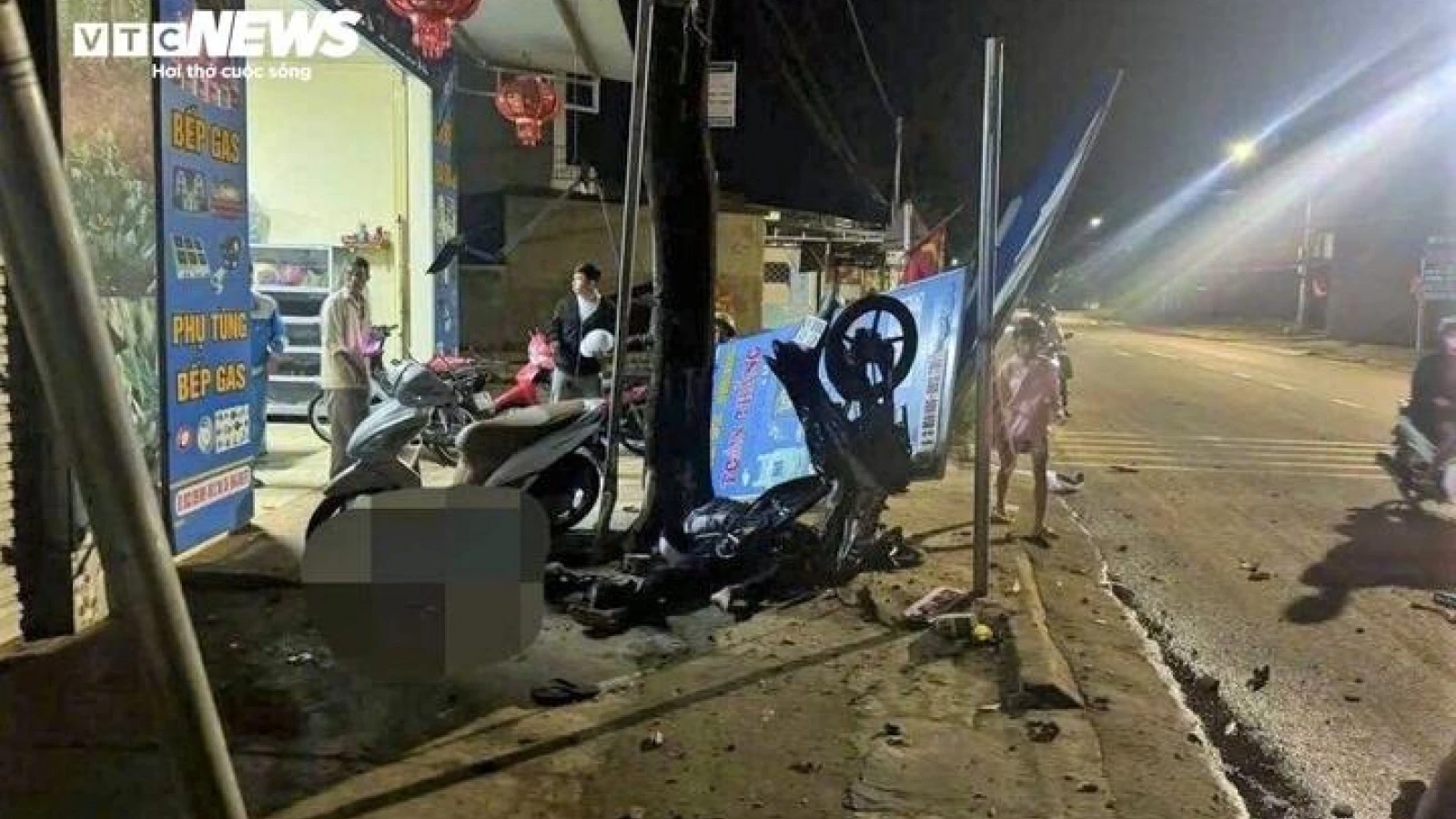Xe máy tông vào gốc cây bên đường, hai thanh niên ở Đắk Lắk thương vong
