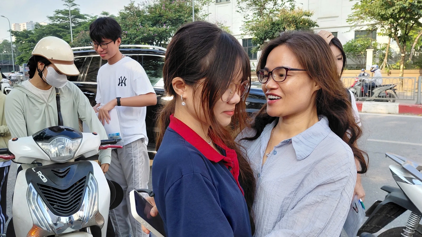 Con thi vào lớp 10 chuyên, phụ huynh bật khóc chia sẻ về hành trình con đã đi qua