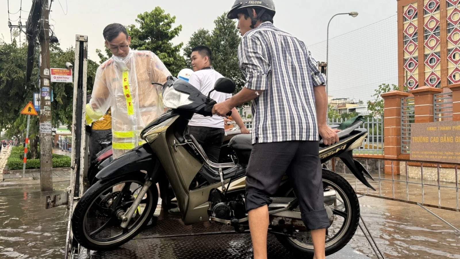 CSGT TP.HCM dùng xe đặc chủng giúp người đi đường vượt điểm ngập