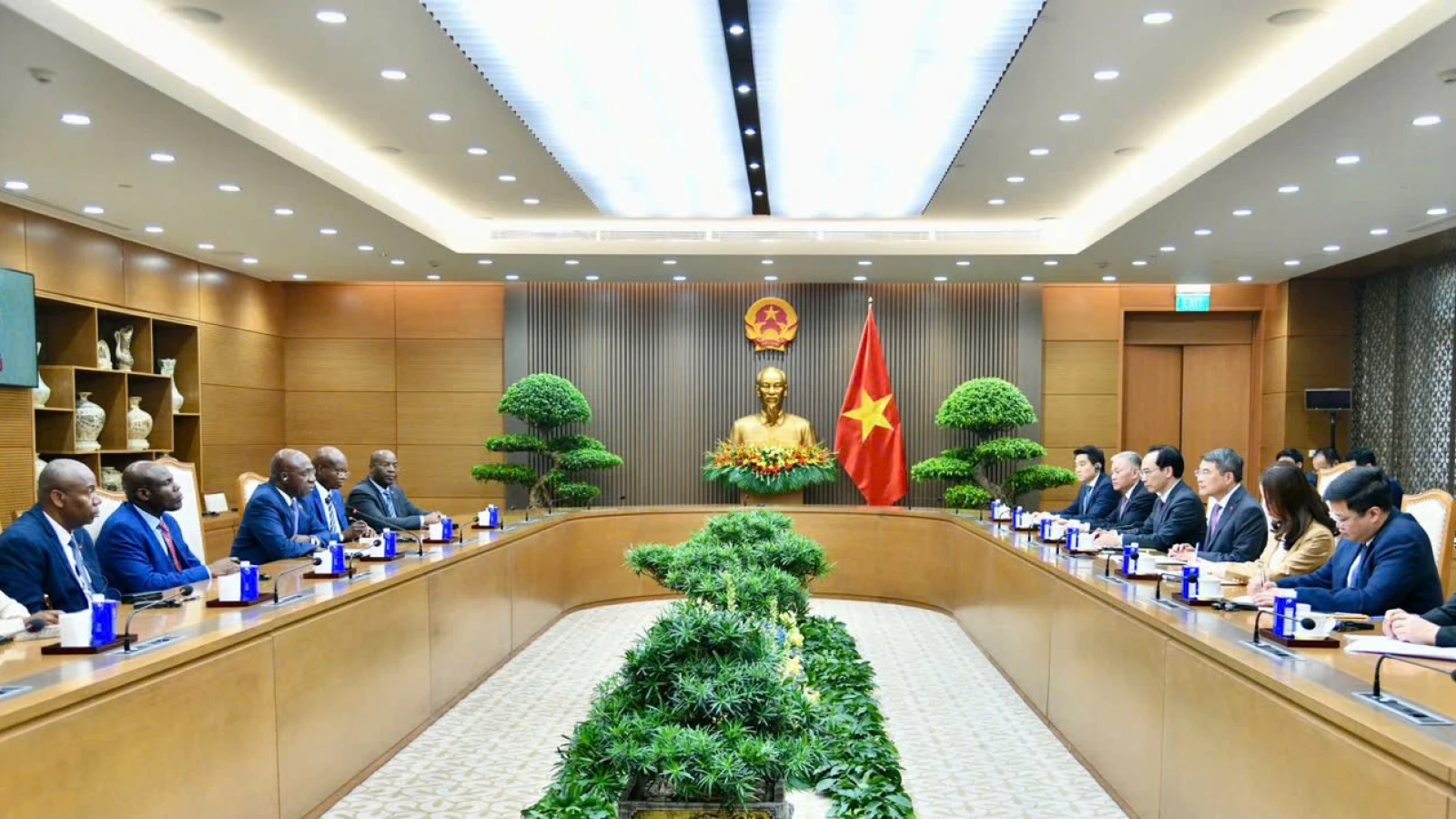 Thủ tướng Lê Minh Hưng tiếp Bộ trưởng Ngoại giao Cộng hòa Angola