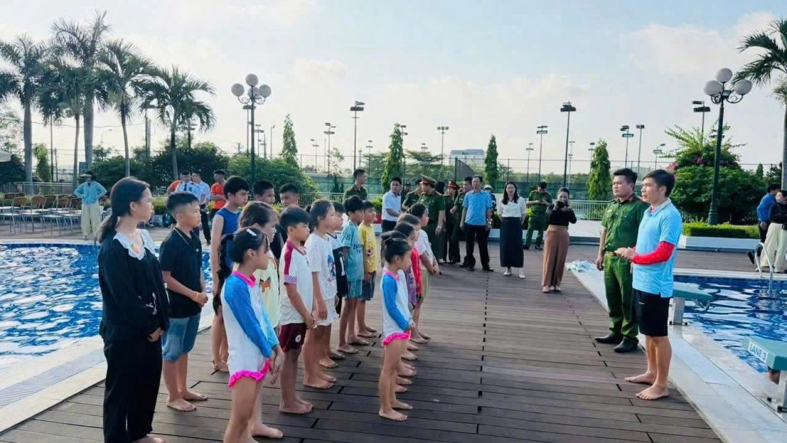 Lớp học bơi miễn phí - sân chơi hè ý nghĩa cho trẻ em vùng biển