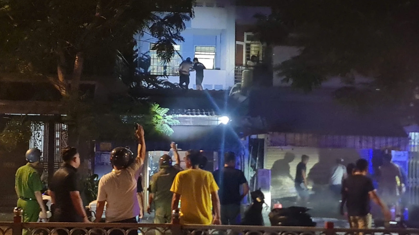 Cháy ngôi nhà khóa chặt 2 lớp cửa, 6 người trong gia đình mắc kẹt khi đang ngủ