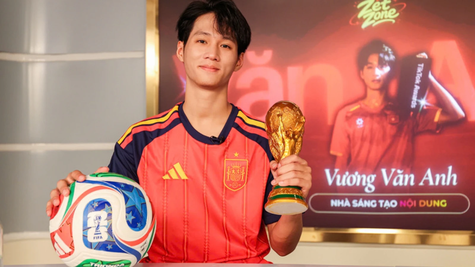 "Mất trắng rồi làm lại", chàng trai 2K5 chinh phục triệu fan bằng tài tâng bóng