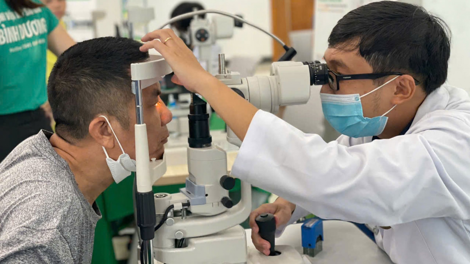 Hơn 2.000 công nhân TP.HCM được khám bệnh bằng AI và tư vấn pháp luật miễn phí