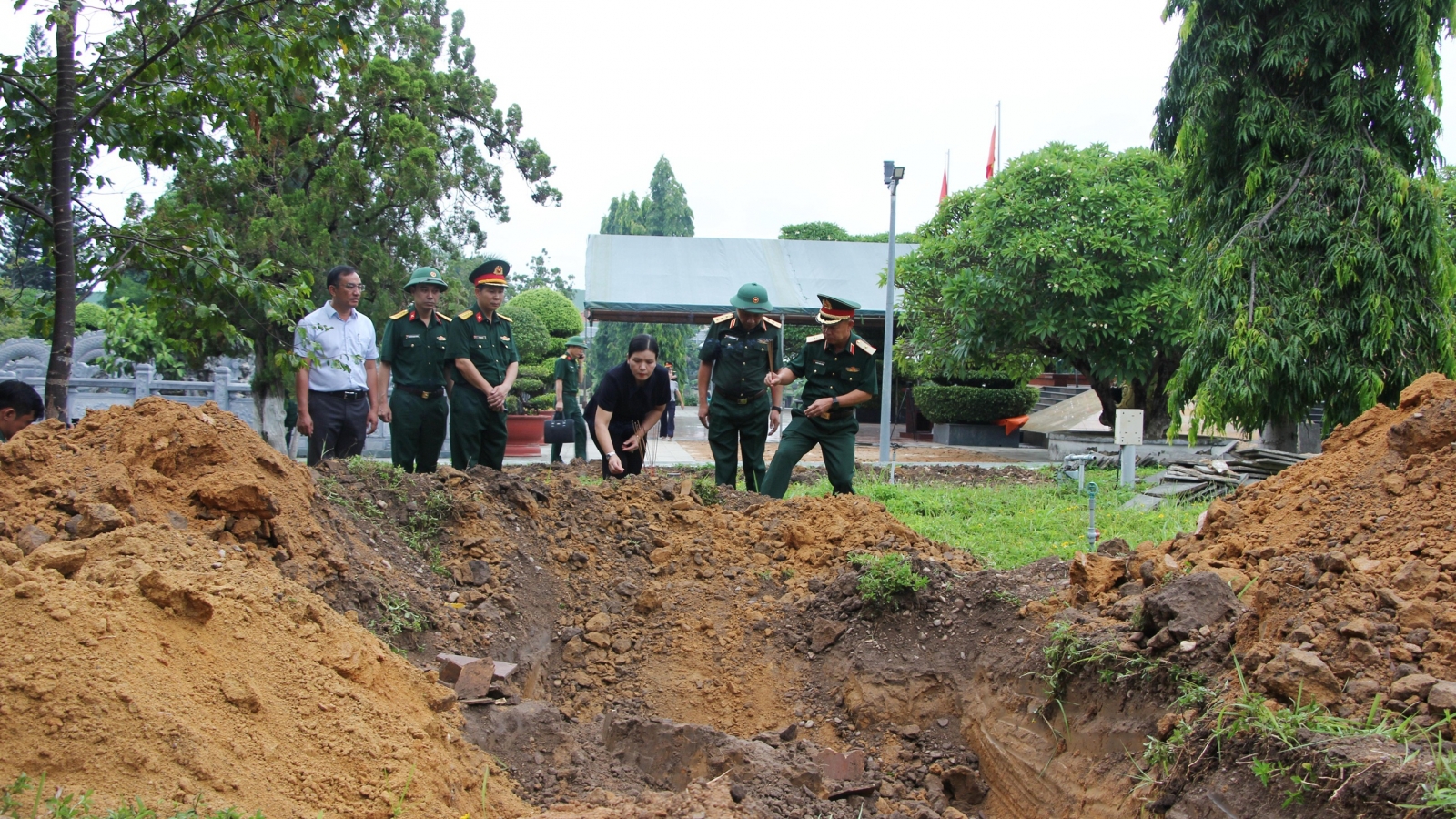 Thượng tướng Lê Quang Minh kiểm tra hiện trường tìm kiếm liệt sĩ tại Quảng Ngãi