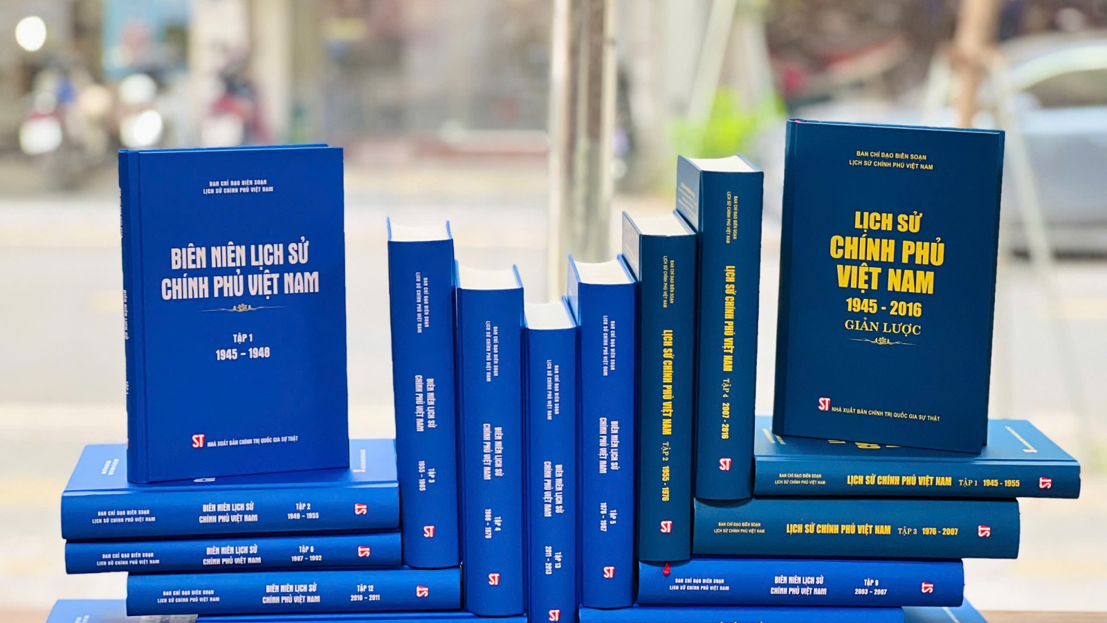 Hành trình điều hành của Chính phủ qua hai bộ sử liệu đồ sộ