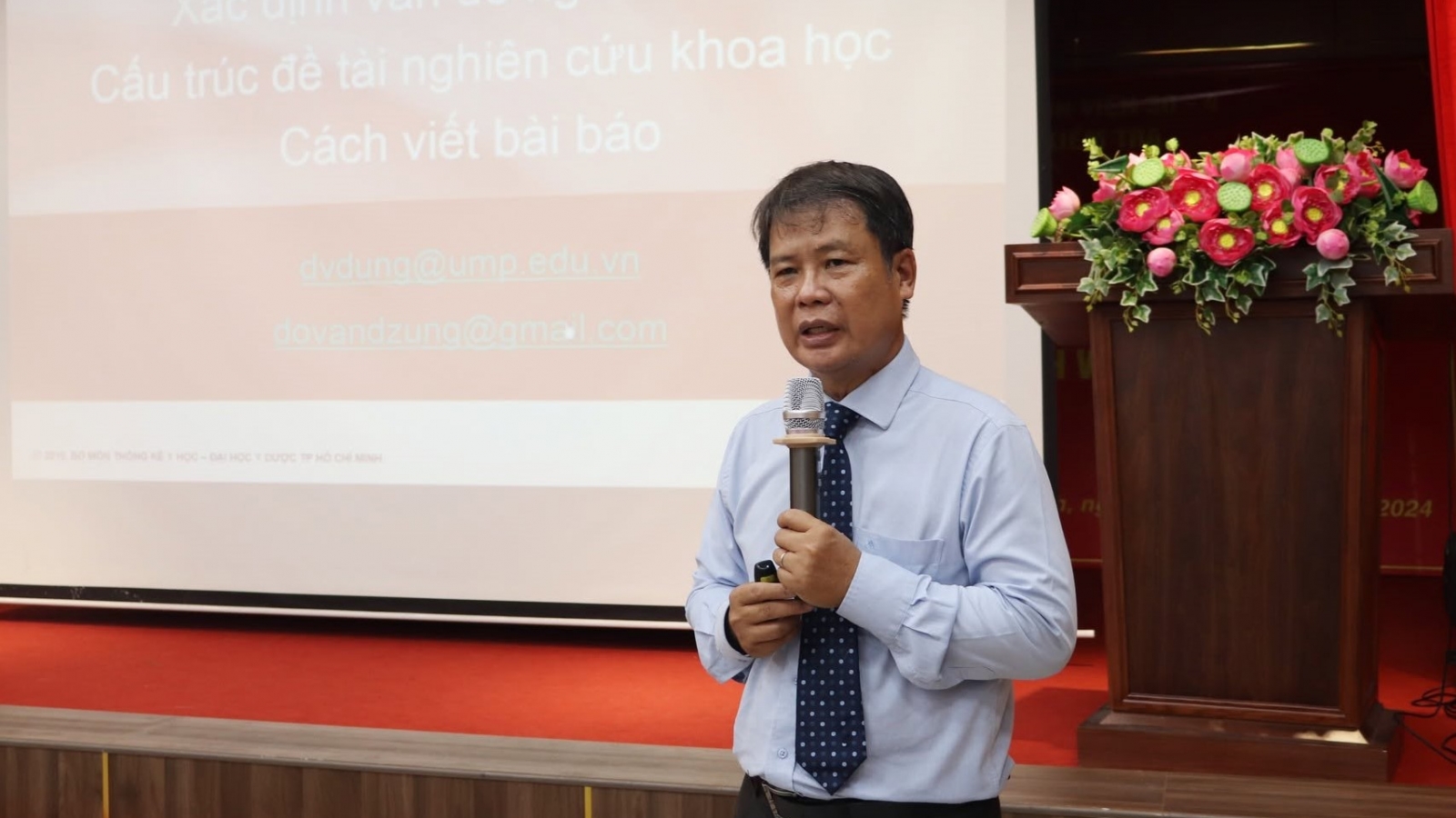 Y đức bắt đầu từ khi còn là sinh viên, không phải ngày nhận bằng