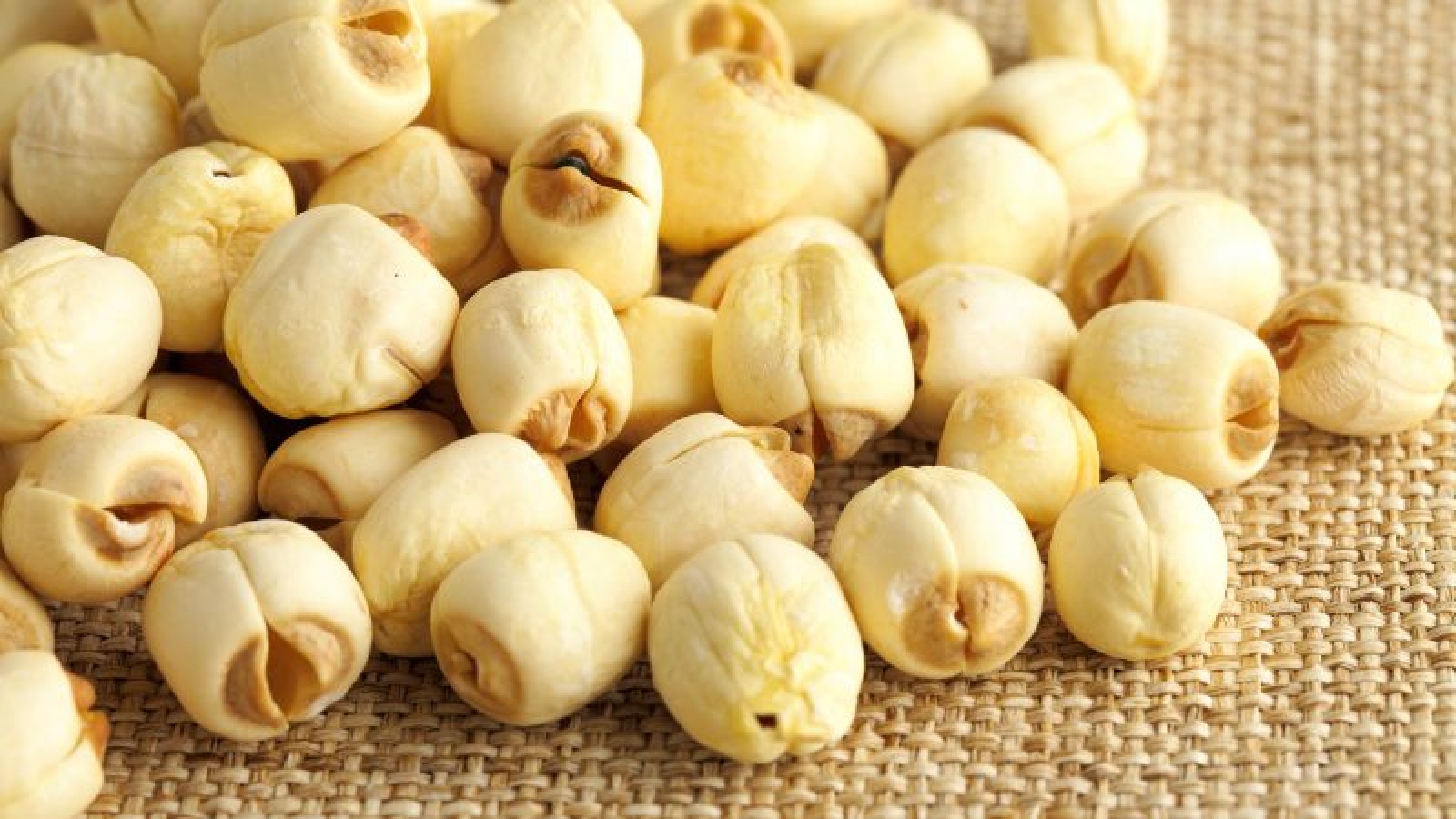 Hạt sen vào mùa hút khách, giá tăng cao vẫn “cháy hàng”