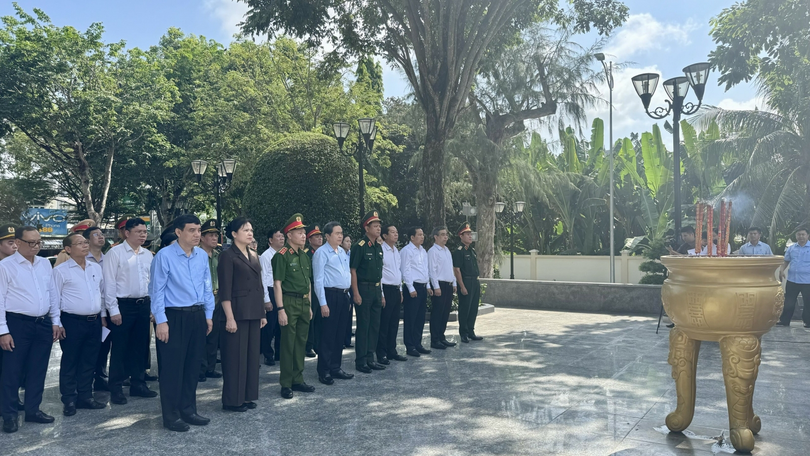 Chủ tịch Quốc hội dâng hương tưởng niệm Anh hùng liệt sĩ Võ Thị Sáu