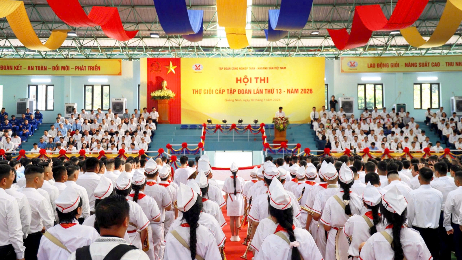 Hơn 500 công nhân giỏi, rèn tay nghề làm chủ công nghệ mỏ hiện đại