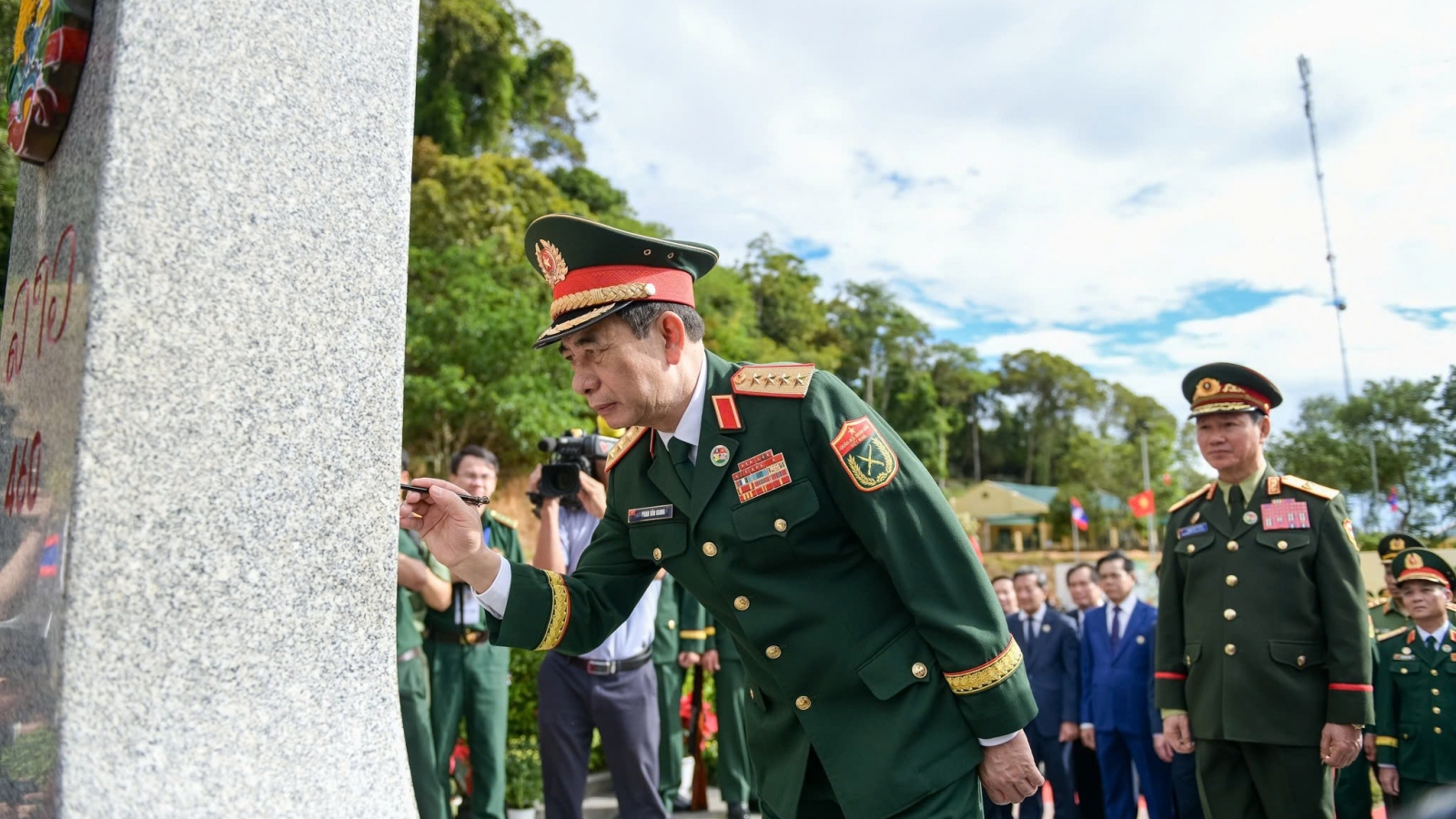 Bộ trưởng Quốc phòng hai nước Việt Nam-Lào tô son cột mốc biên giới