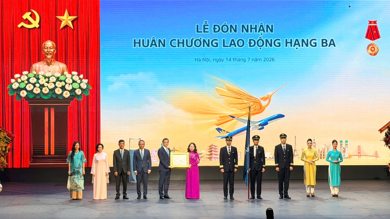 Phó Chủ tịch nước dự Lễ đón nhận Huân chương Lao động hạng Ba của Vietnam Airlines