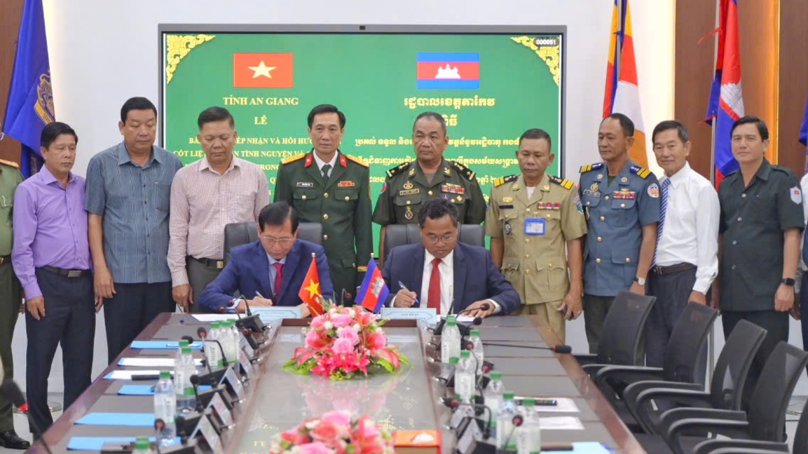 Ký kết biên bản bàn giao, tiếp nhận 14 hài cốt liệt sĩ tại tỉnh Tà Keo, Campuchia