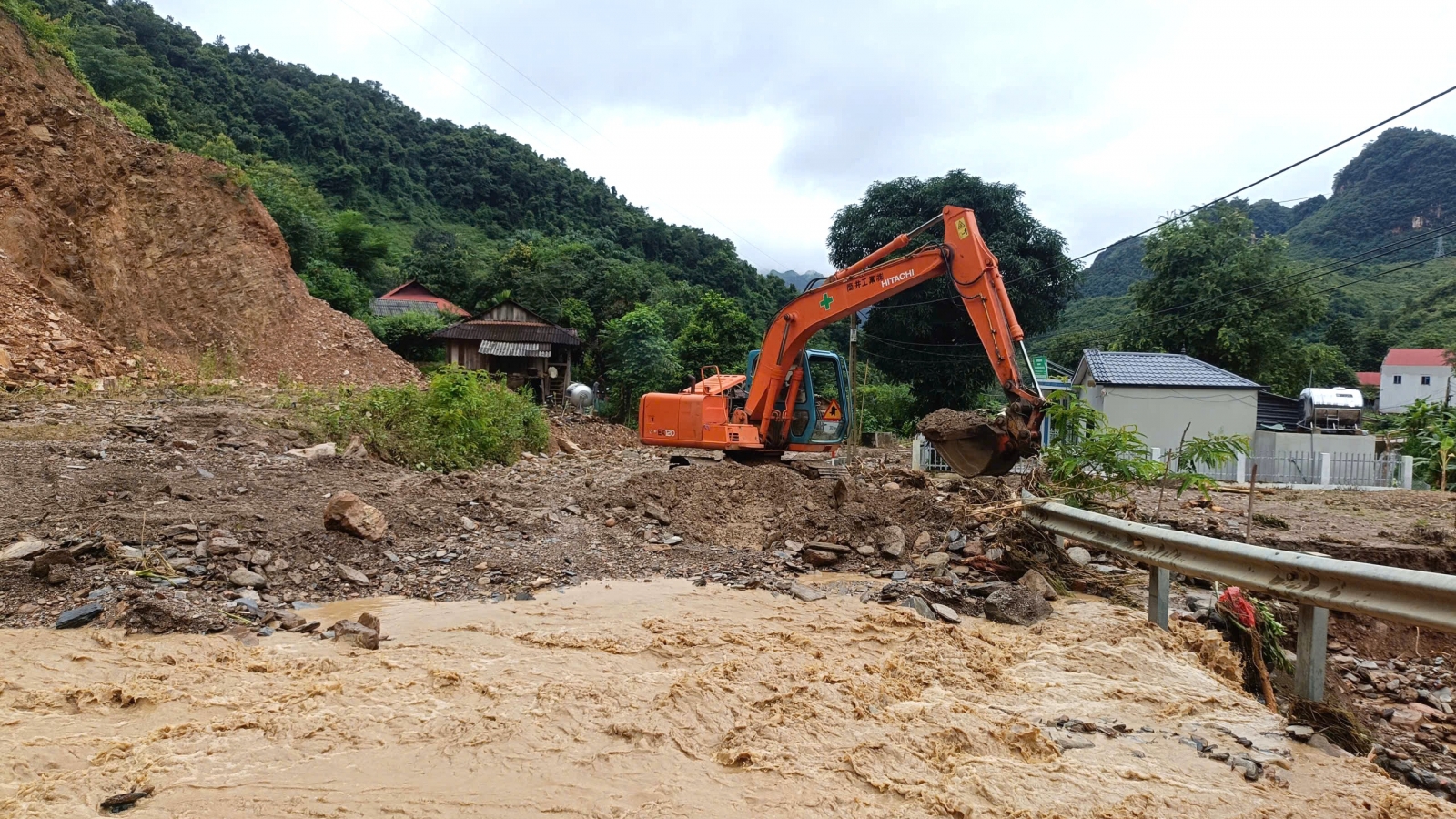 Sơn La vừa khắc phục hậu quả, vừa ứng phó mưa lớn trên các tuyến giao thông