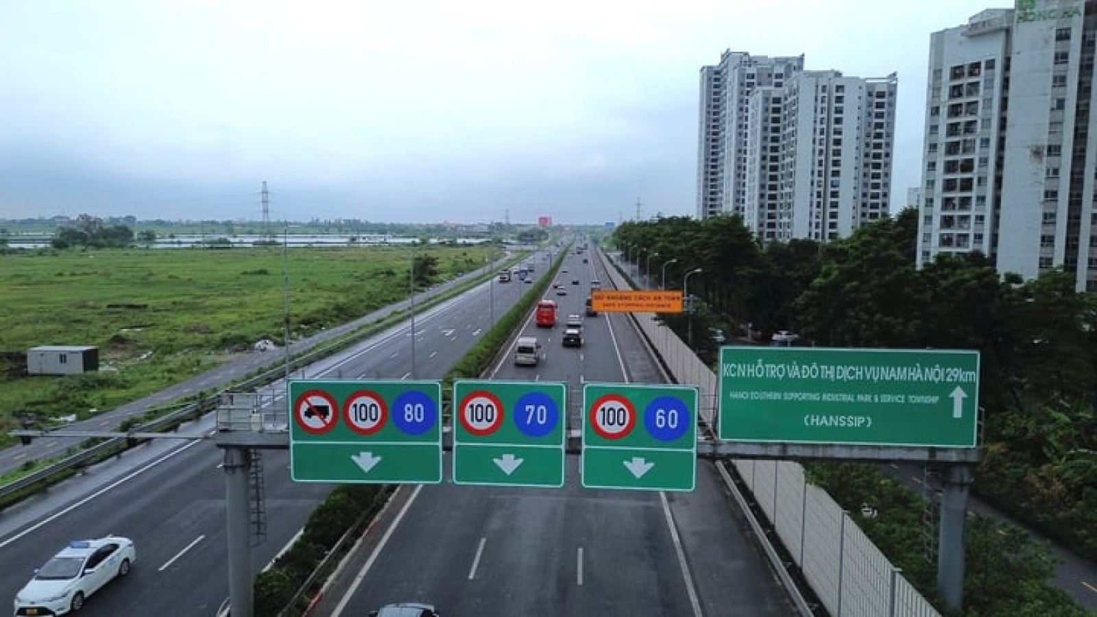 Vì sao Cục CSGT đề xuất dùng làn sát dải phân cách giữa trên cao tốc để vượt xe?