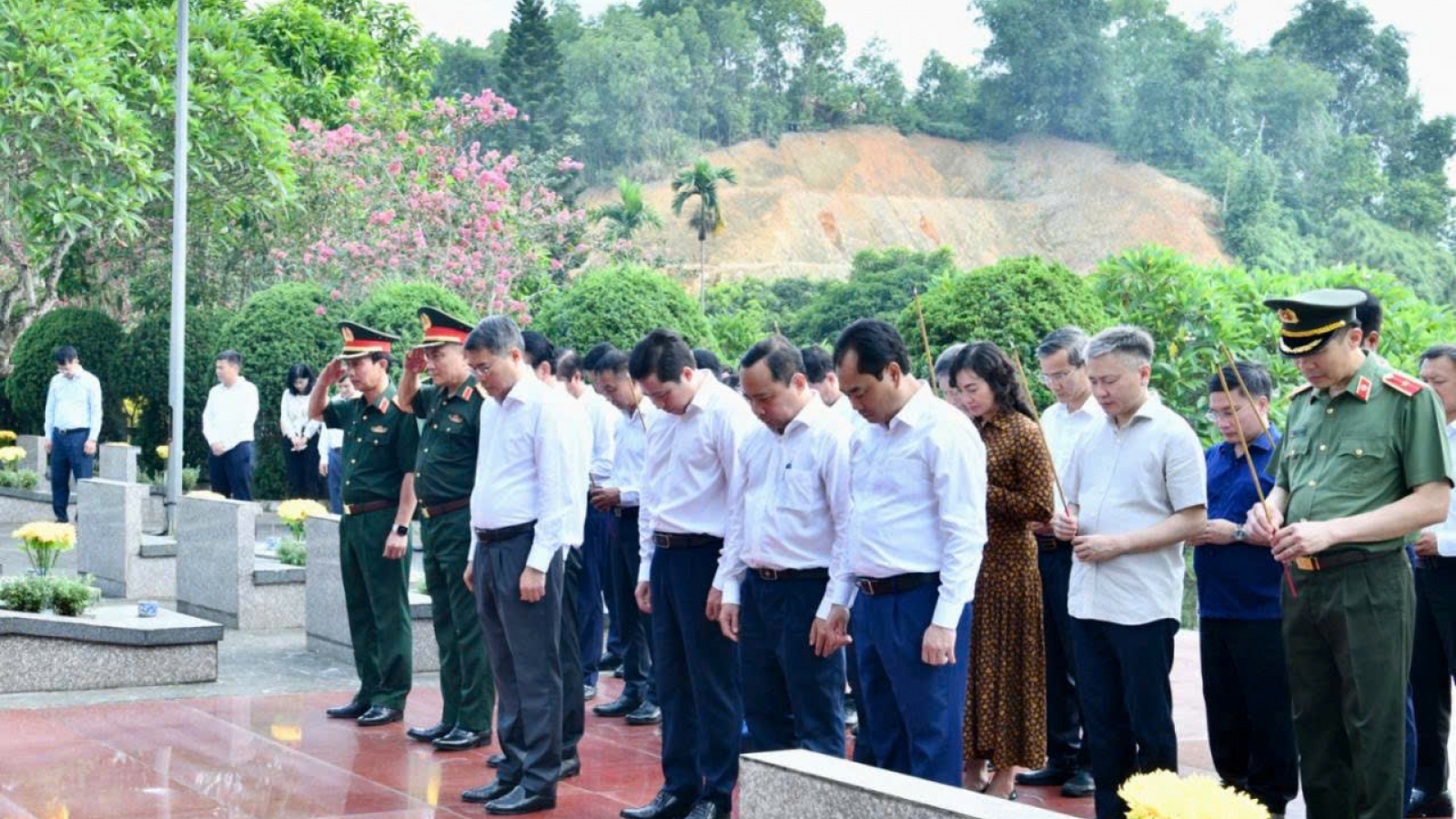 Thủ tướng dâng hương tưởng niệm các Anh hùng liệt sỹ tại Lào Cai