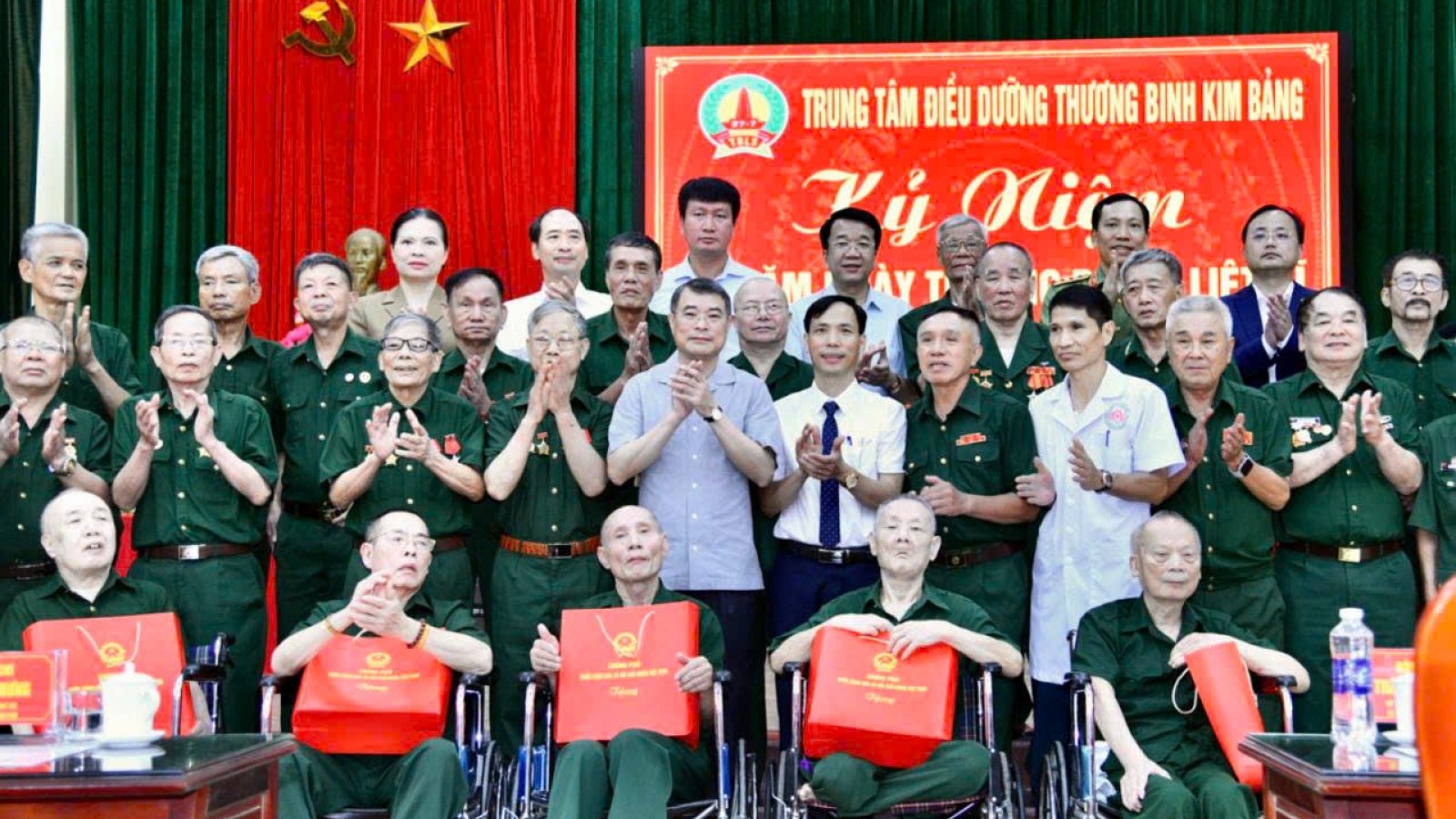 Thủ tướng thăm và tặng quà các thương bệnh binh ở Kim Bảng, Ninh Bình