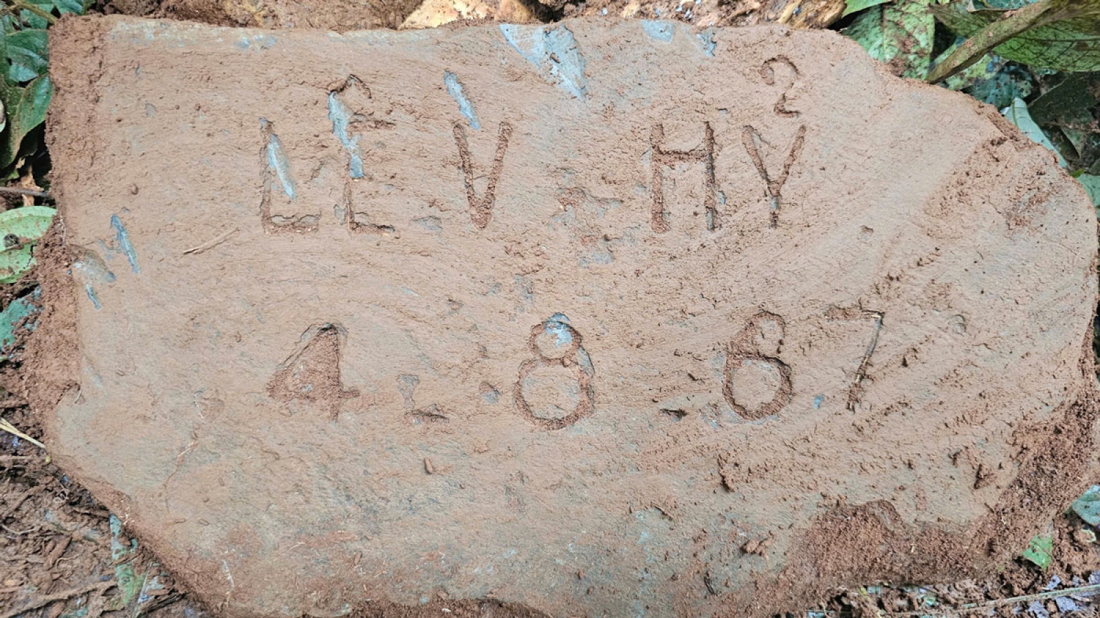 Tấm bia khắc chữ "LÊ V HỶ - 4.8.67":Thắp hy vọng tìm thấy liệt sĩ của gia đình ở Hải Phòng