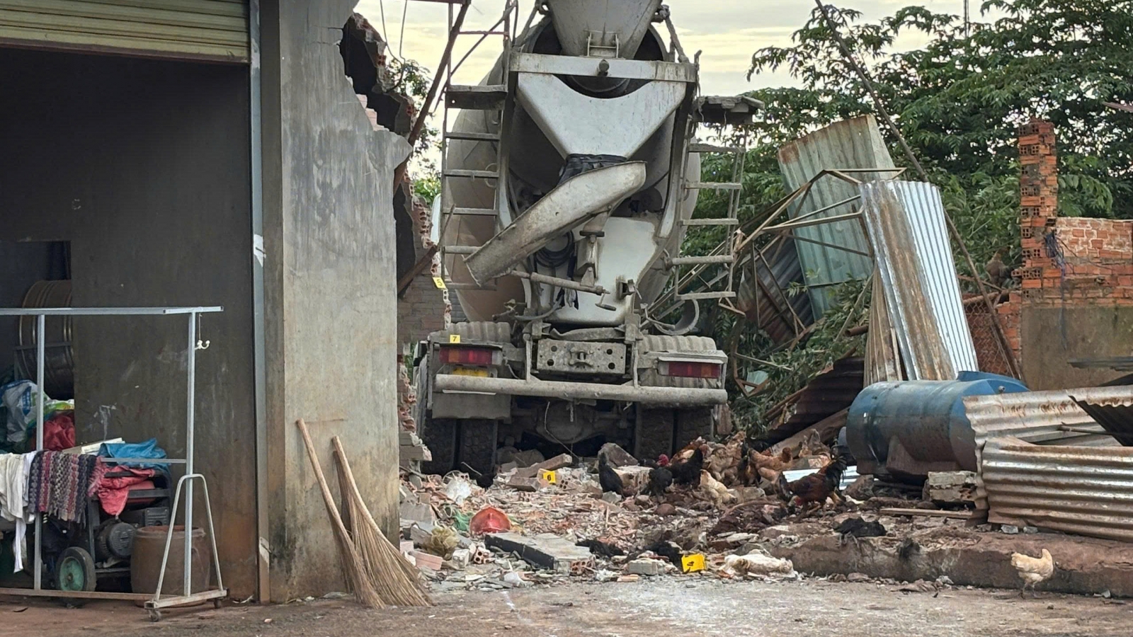 Xe bồn mất phanh lao sập nhà dân ở Đồng Nai, 2 người thương vong