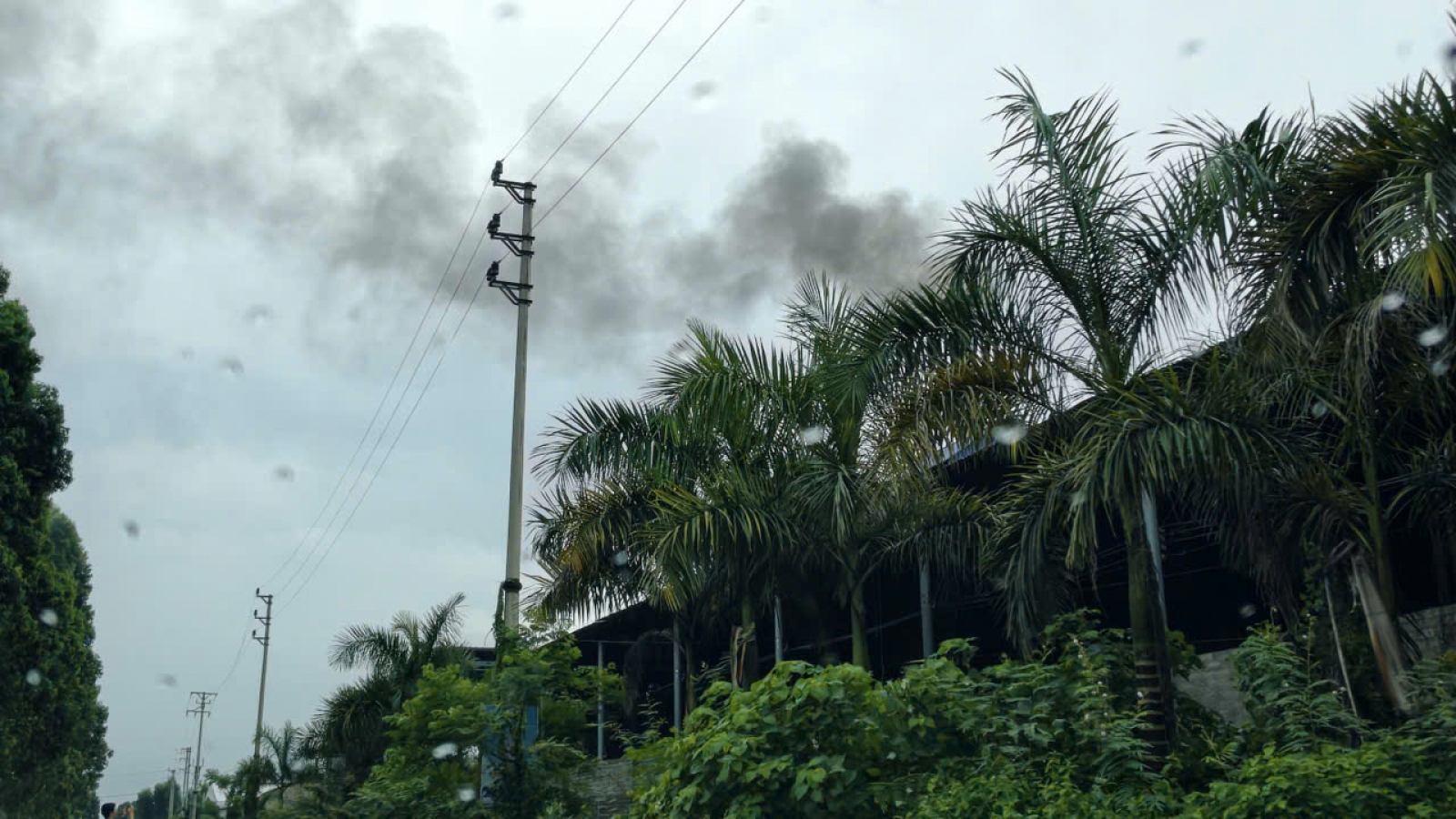 Cụm công nghiệp Đại Lâm, Bắc Ninh: Đường nội bộ xuống cấp, khói đen từ nhà xưởng