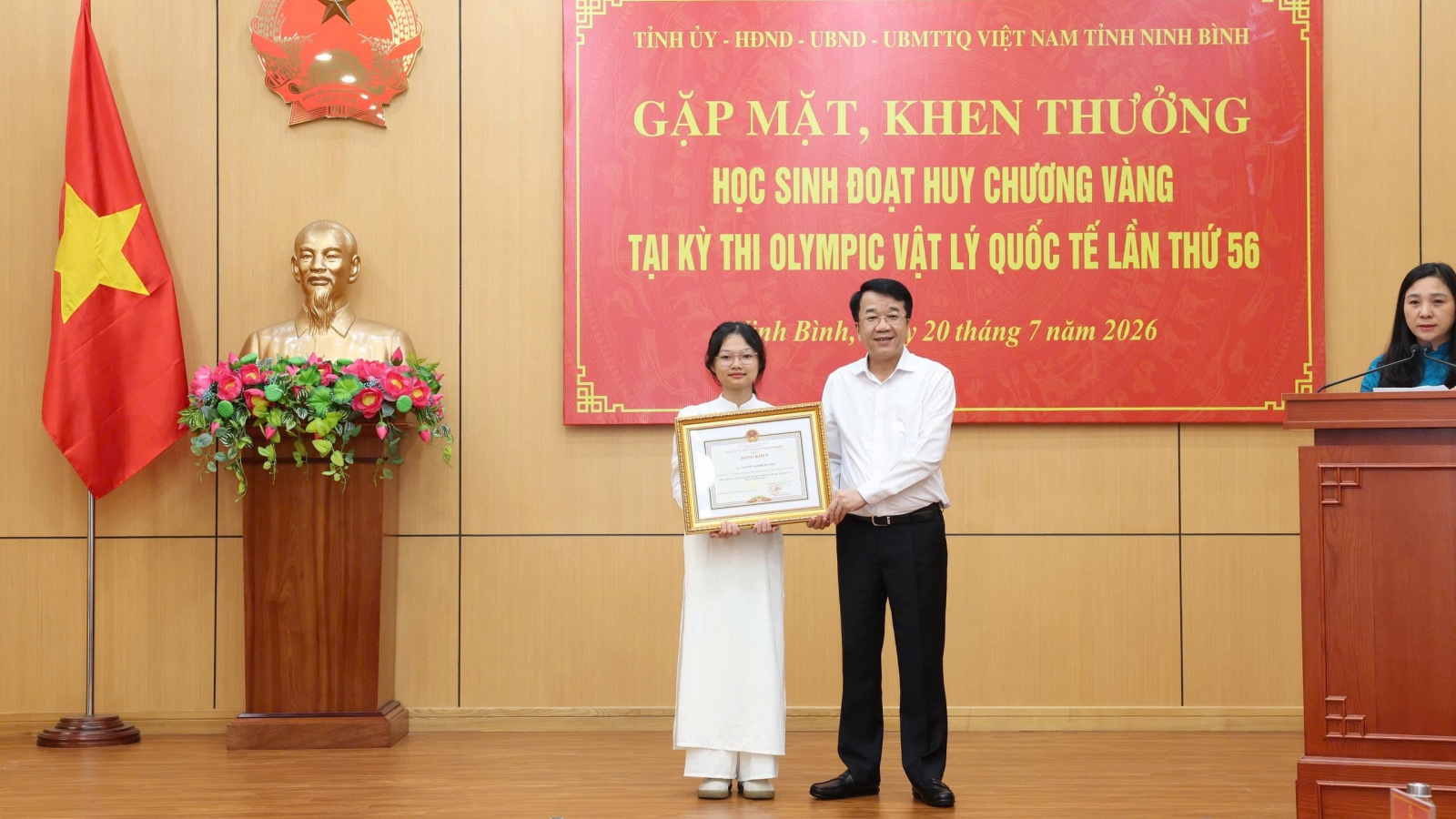 Nữ sinh đoạt HCV Olympic Vật lý được tỉnh Ninh Bình thưởng 500 triệu đồng