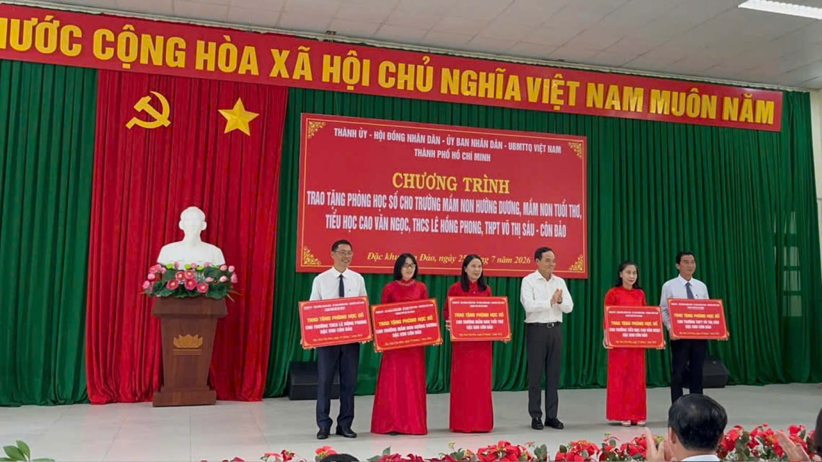 VNPT đồng hành trao tặng Phòng học số, lan tỏa chuyển đổi số giáo dục đến Côn Đảo