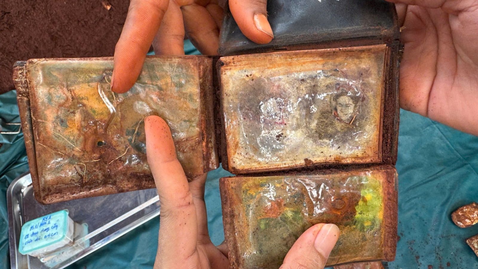 Phát hiện 26 hài cốt liệt sĩ cùng di ảnh quý giá dưới lòng đất Đồng Nai