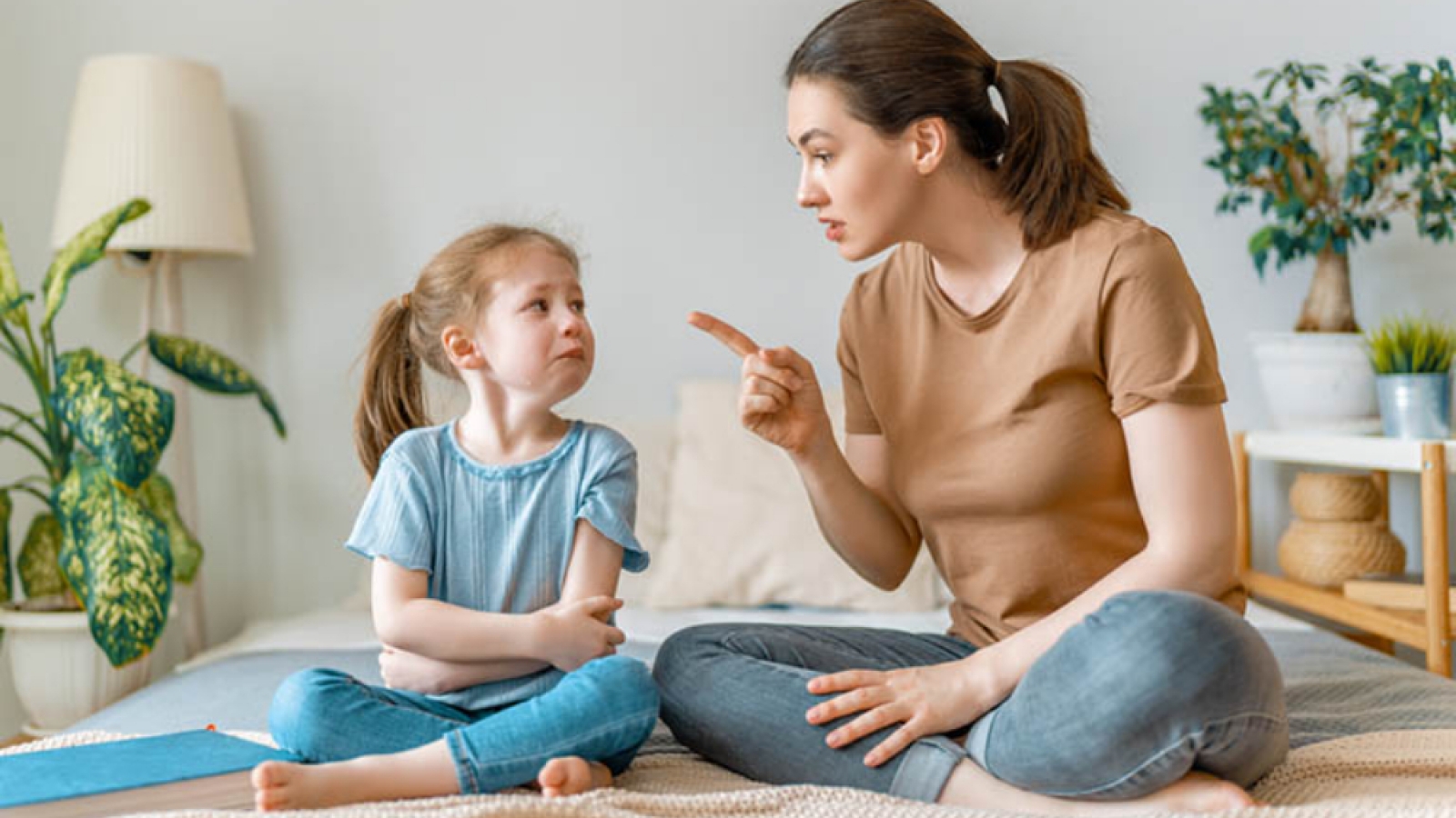 Cảnh báo tác hại khi cha mẹ liên tục cầm điện thoại trước mặt con