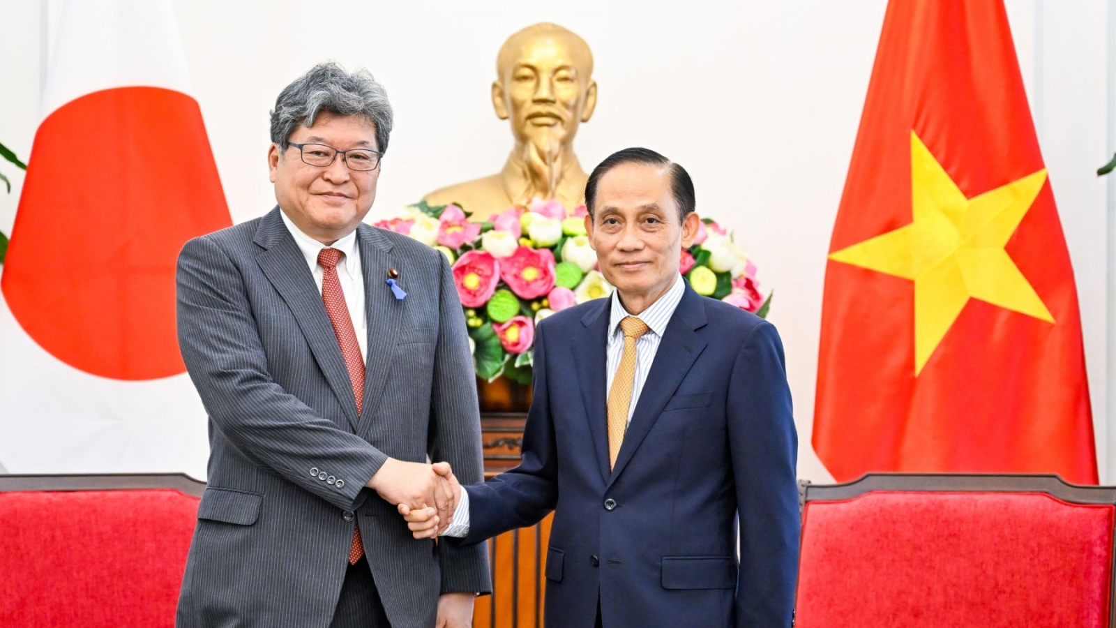 Bộ trưởng Lê Hoài Trung tiếp Quyền Tổng Thư ký Đảng Dân chủ Tự do Nhật Bản