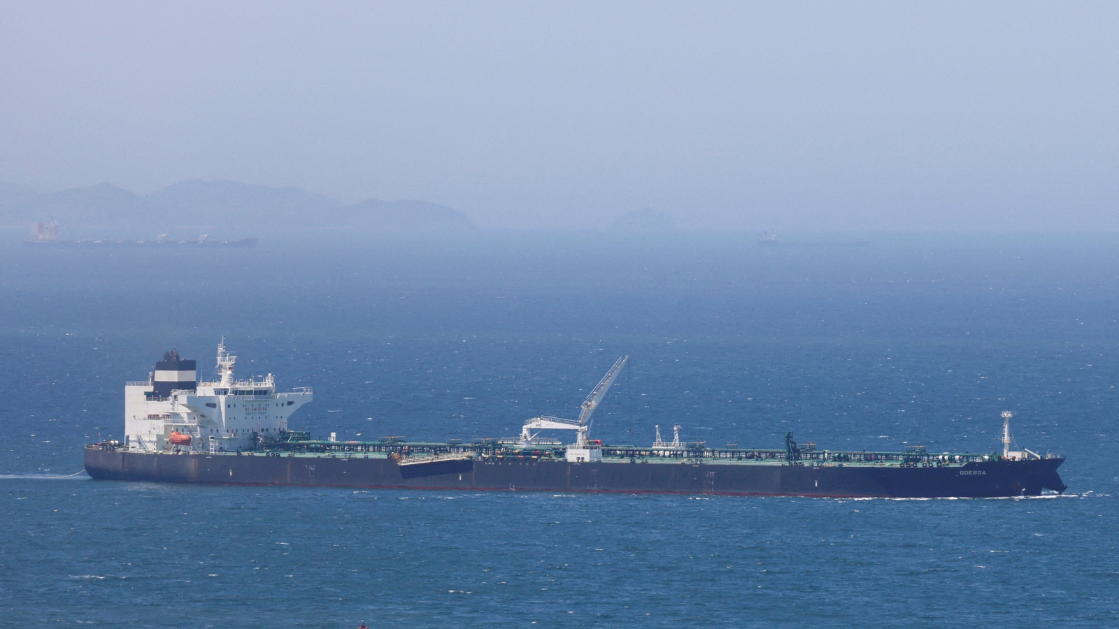 Iran chặn tàu dầu tại Hormuz, tập kích dữ dội loạt căn cứ Mỹ ở Trung Đông