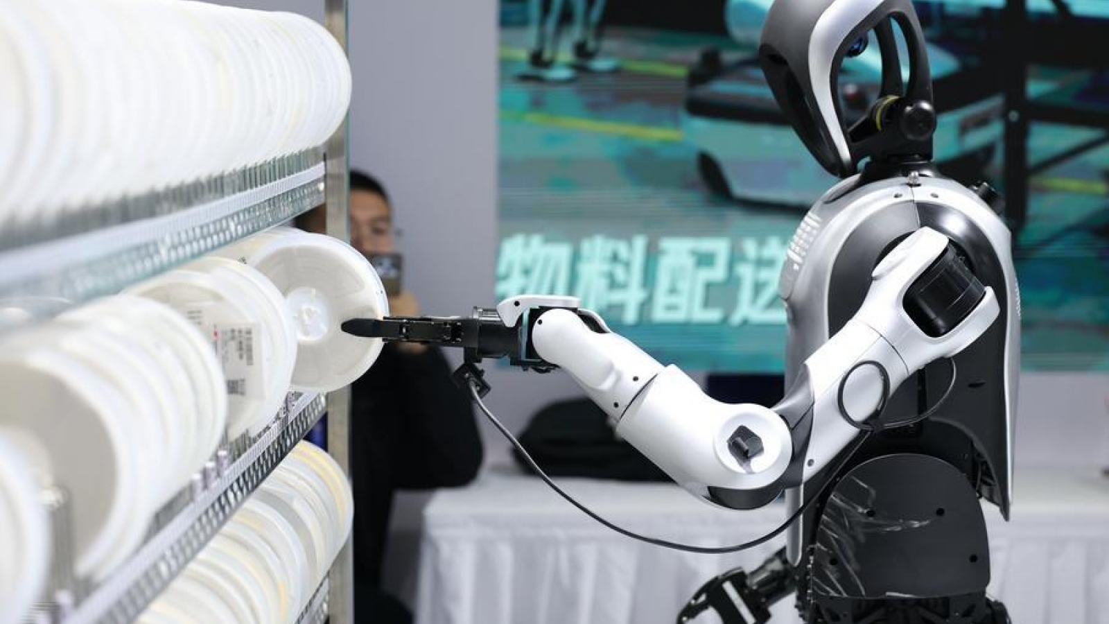 Trung Quốc cảnh báo đáp trả việc Mỹ siết kiểm soát robot nhập khẩu