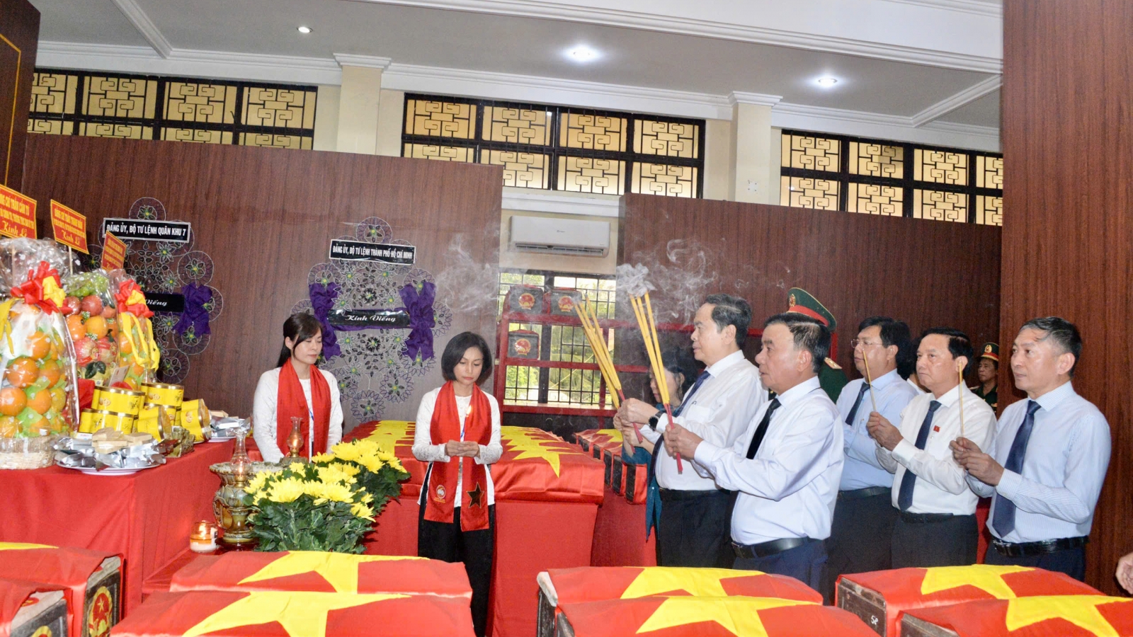 Chủ tịch Quốc hội dâng hương, tri ân các Anh hùng liệt sĩ tại TP Hồ Chí Minh
