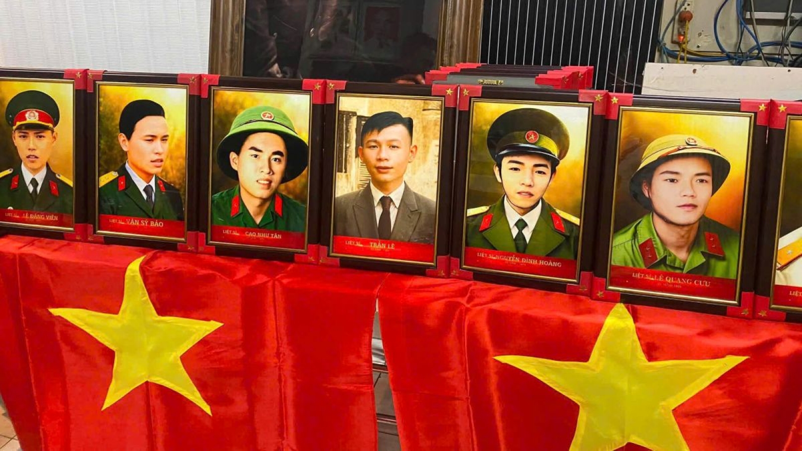 Nhiều địa phương tại TP.HCM đồng loạt trao ảnh phục dựng liệt sĩ